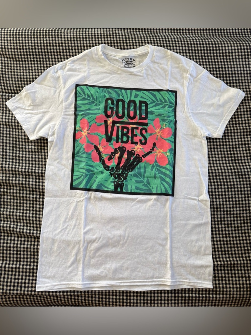 White "Good Vibes" Graphic Short Sleeve Tee Size Medium